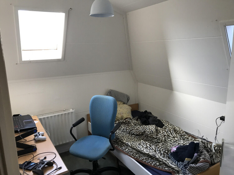 Bureaustoel niet inbegrepen, bed en bureau wel.