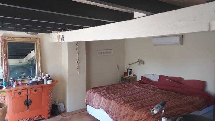 Mooie sfeervolle kamer met zichtbaar balkwerk.